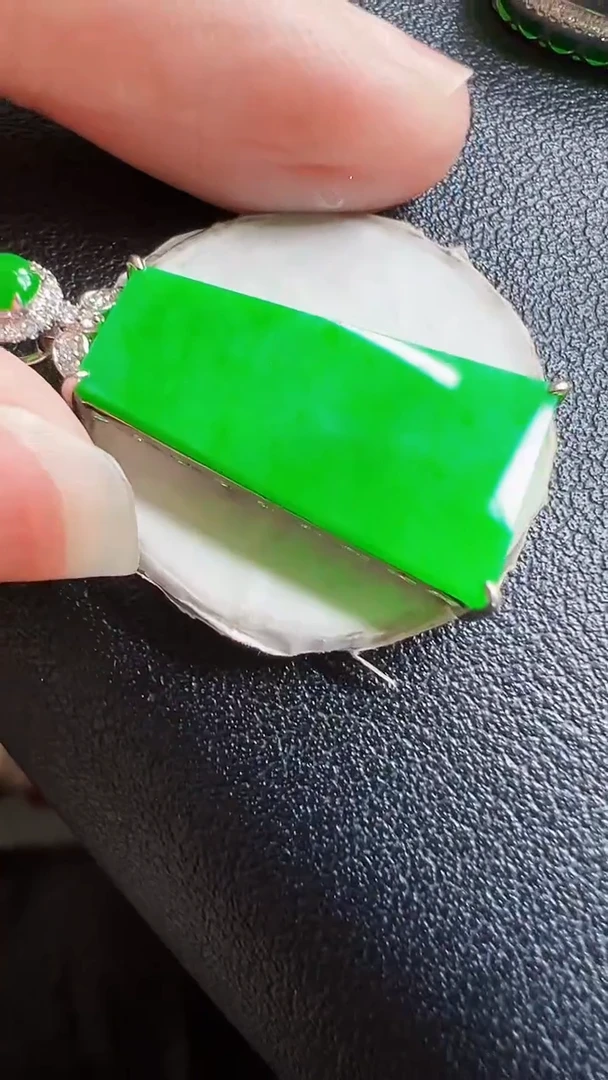 颈饰18K金镶嵌翡翠无事牌