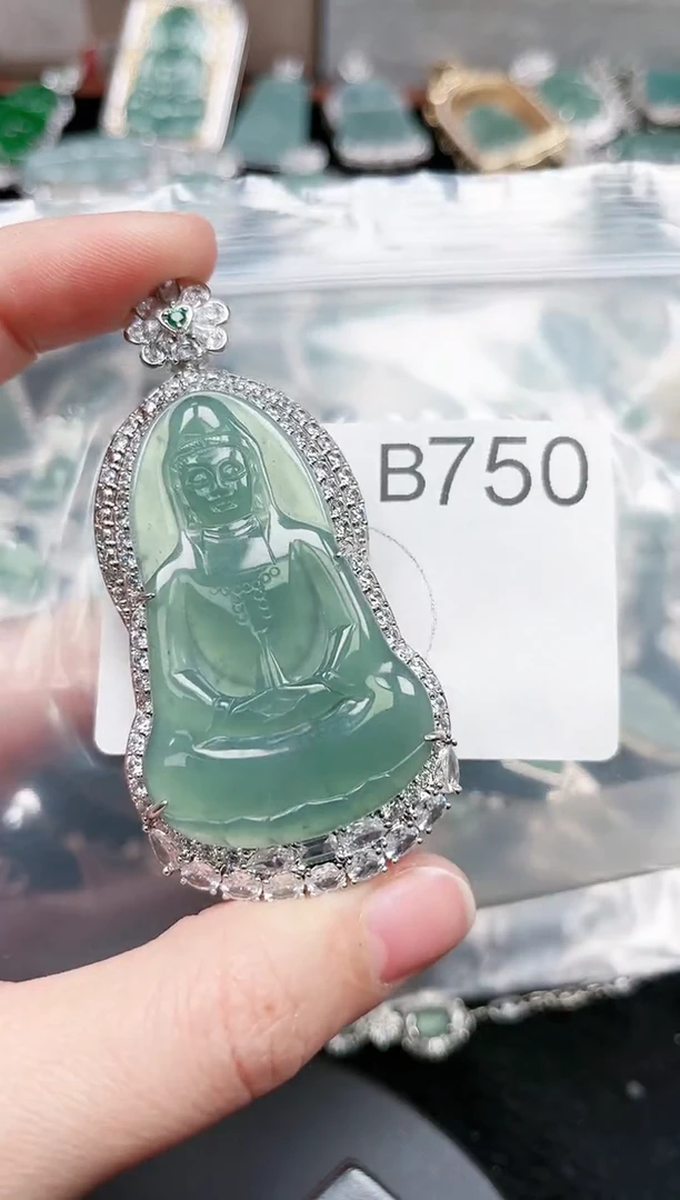 【闪购商品】翡翠颈饰未镶嵌赠皮绳750