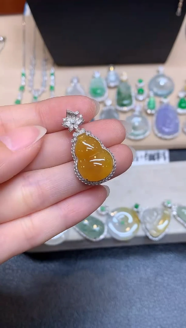 吊坠(不含链)18K金镶嵌翡翠葫芦【无服务费