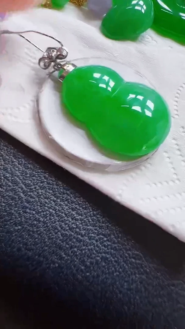 颈饰18K金镶嵌翡翠葫芦
