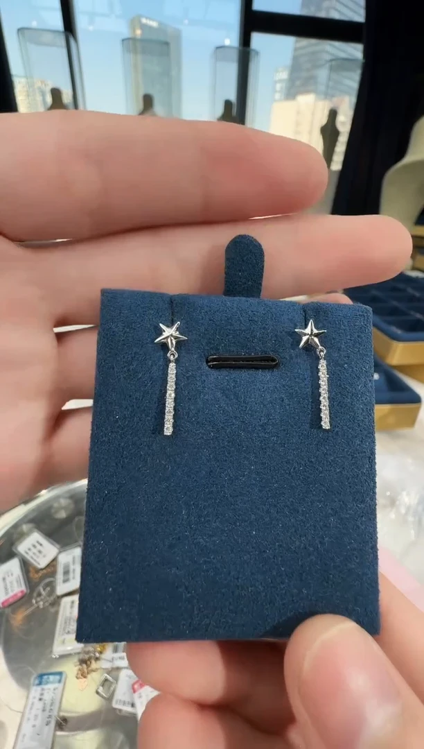 【闪购商品】钻石耳饰18K金镶嵌K白耳饰1.229g