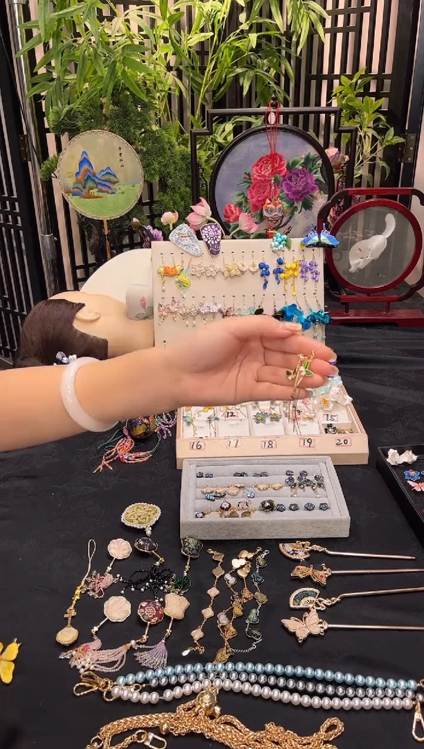 织绣?****?非遗苏绣手工饰品