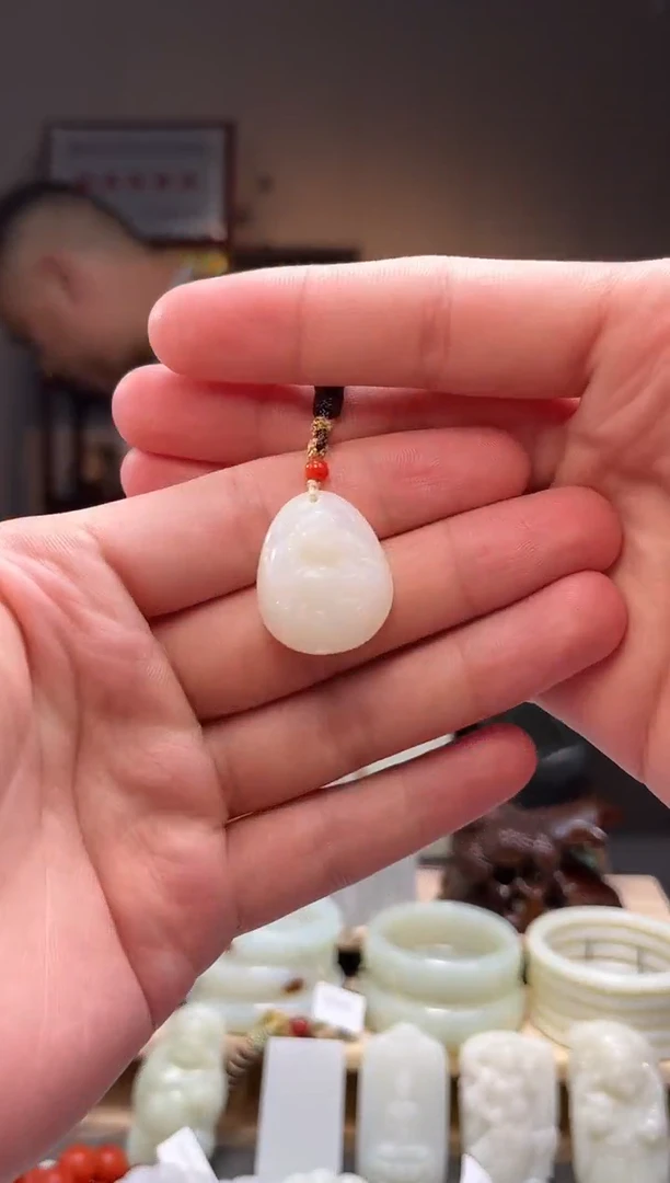 颈饰未镶嵌和田玉吊坠