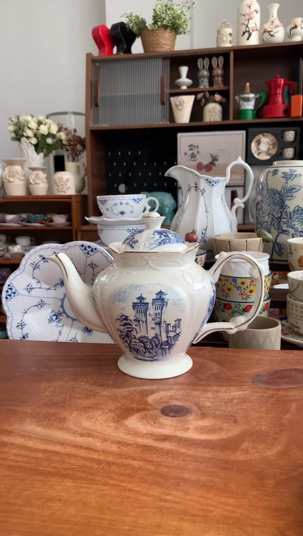 瓷蓝色古堡茶壶一个