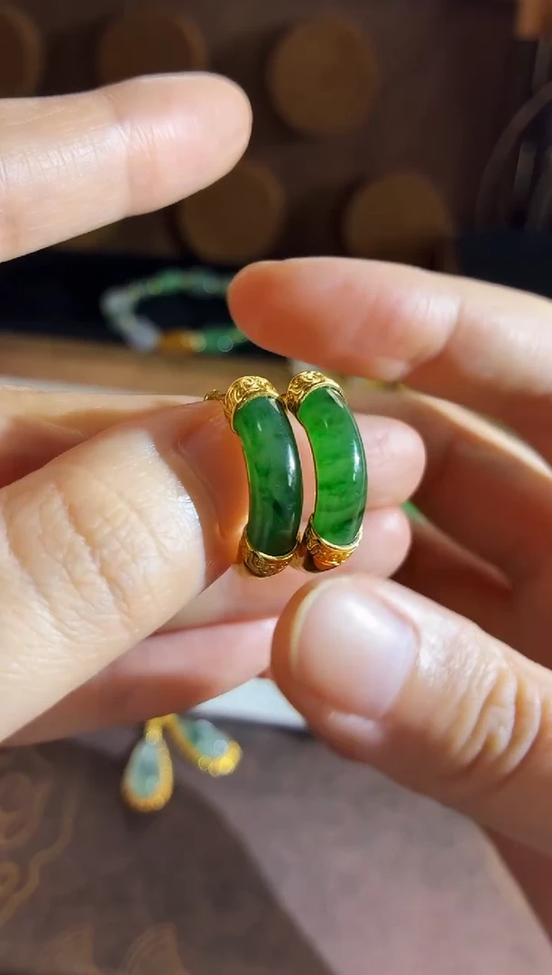 18K金镶嵌翡翠耳饰手饰