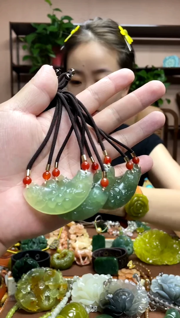 未镶嵌岫玉吊坠多样性发货发其中之一
