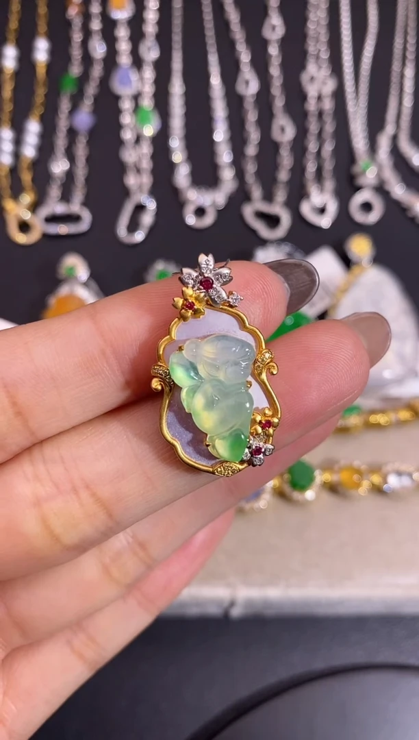 颈饰18K金镶嵌翡翠吊坠