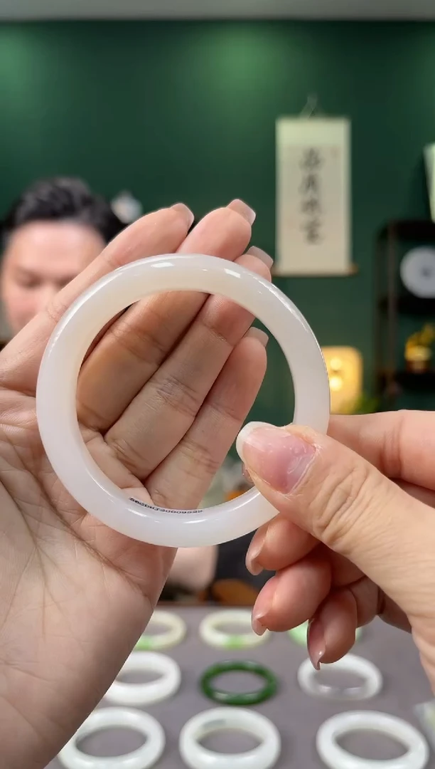 和田玉手镯未镶嵌一个 圈口：55-58mm