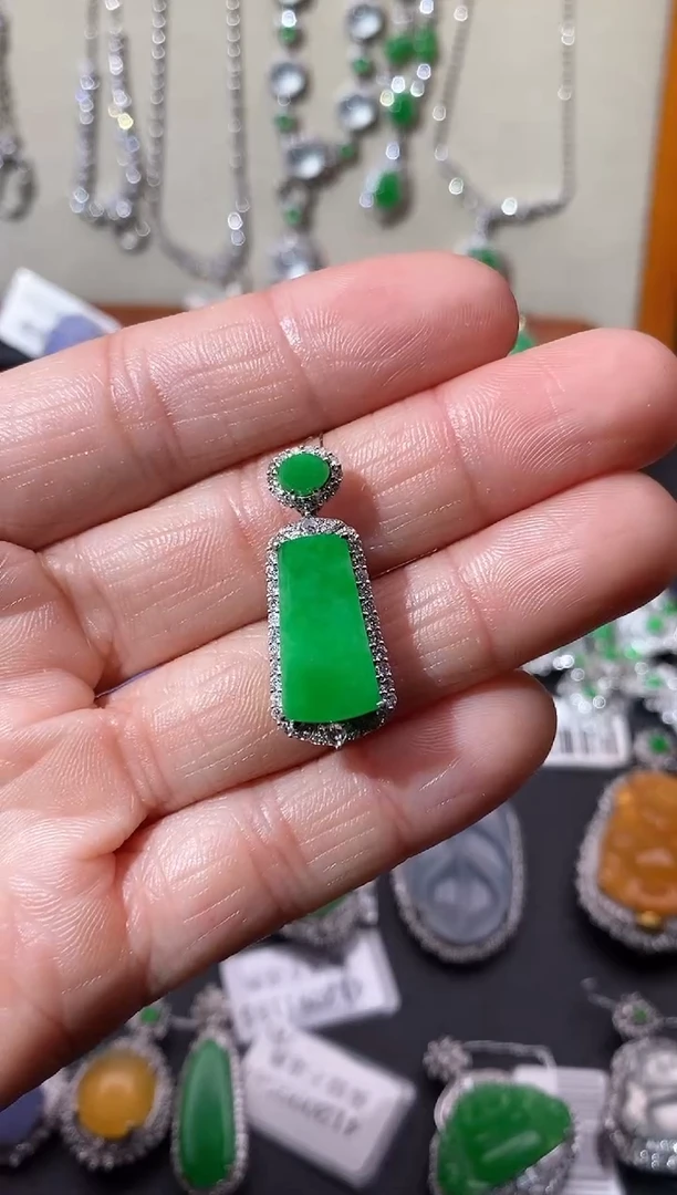 【闪购商品】翡翠吊坠(不含链)18K金镶嵌吊坠