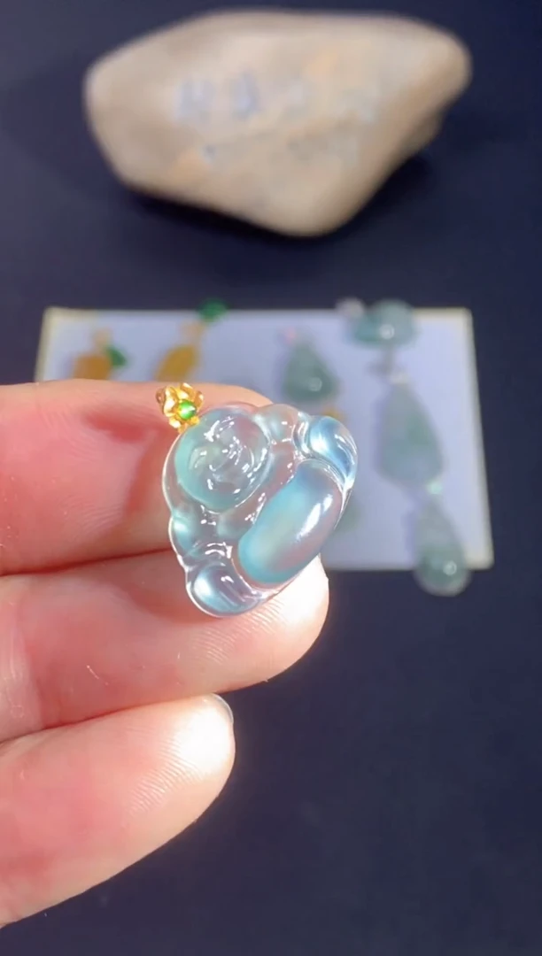 颈饰18K金镶嵌翡翠