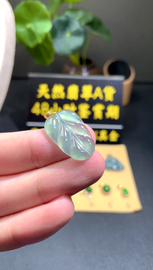 颈饰18K金镶嵌翡翠翡翠A货