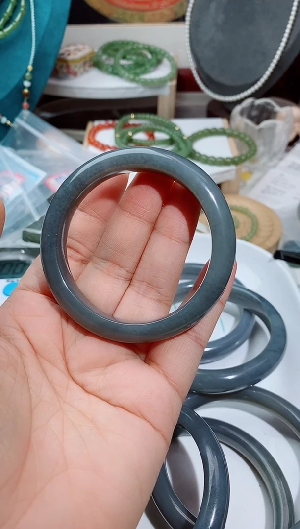 和田玉手镯未镶嵌270一个Mak的