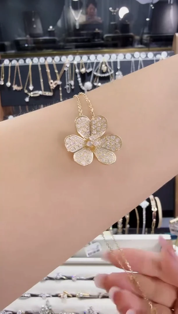 项链18K金镶嵌天然钻石三叶草项链