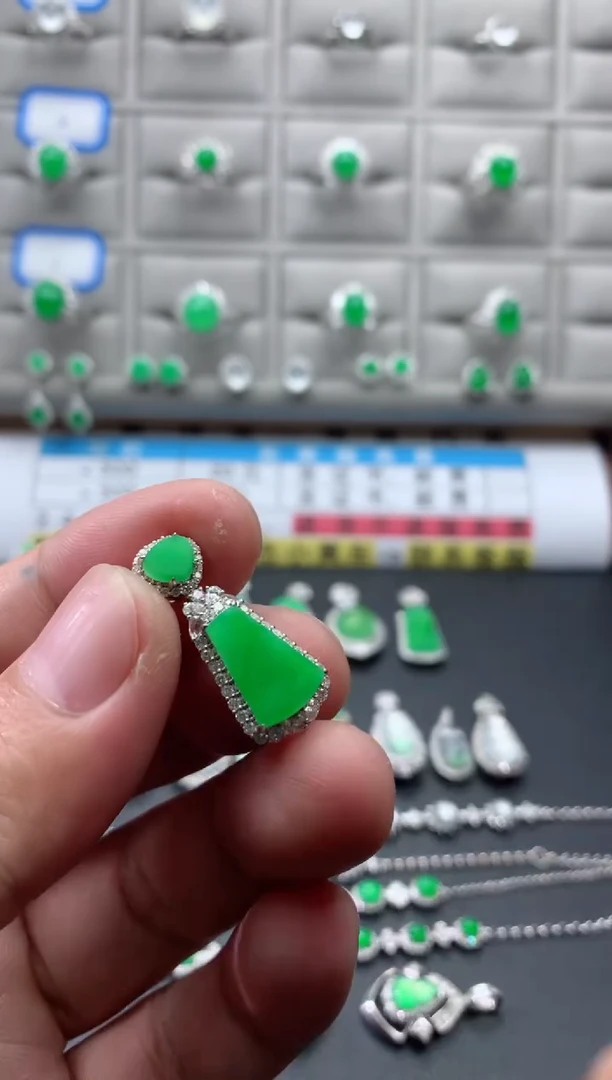 颈饰18K金镶嵌翡翠18k翡翠伴钻