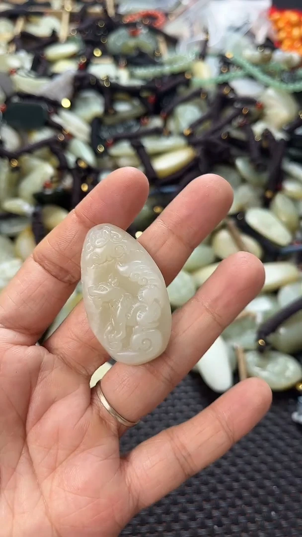 和田玉未镶嵌颈饰（多样性发一件）没有证书有瑕