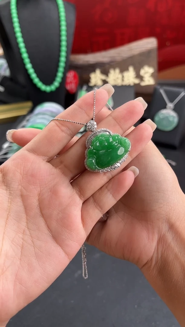 翡翠18K金镶嵌颈饰吊坠