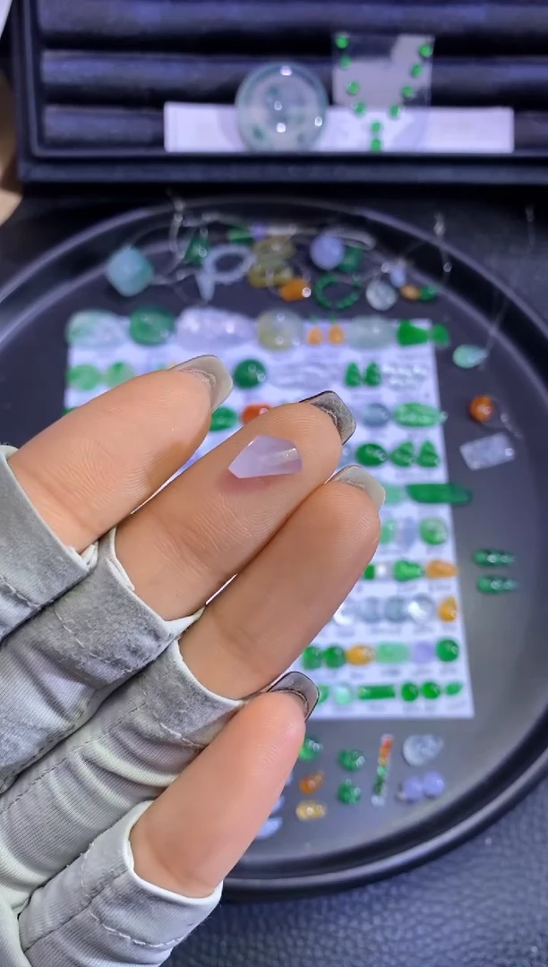 未镶嵌挂件翡翠切割