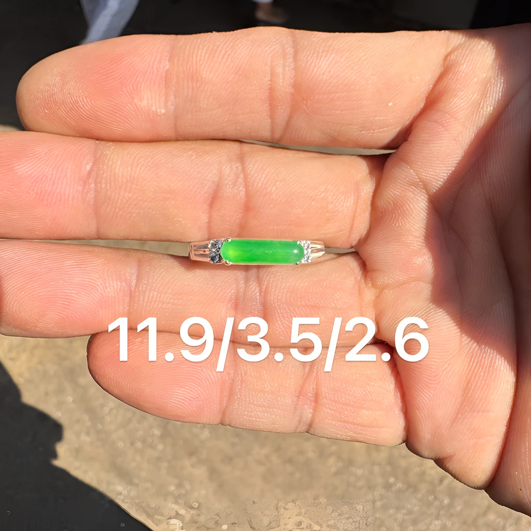 1203(小哪吒在源头)冰种翡翠木那阳绿马鞍戒面干净肉细荧光足M40