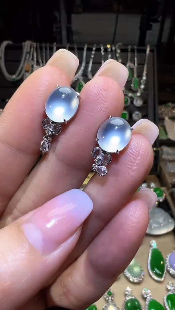 18K金镶嵌翡翠耳饰蛋面