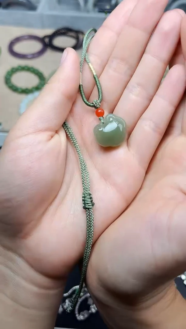 和田玉未镶嵌颈饰如意锁06