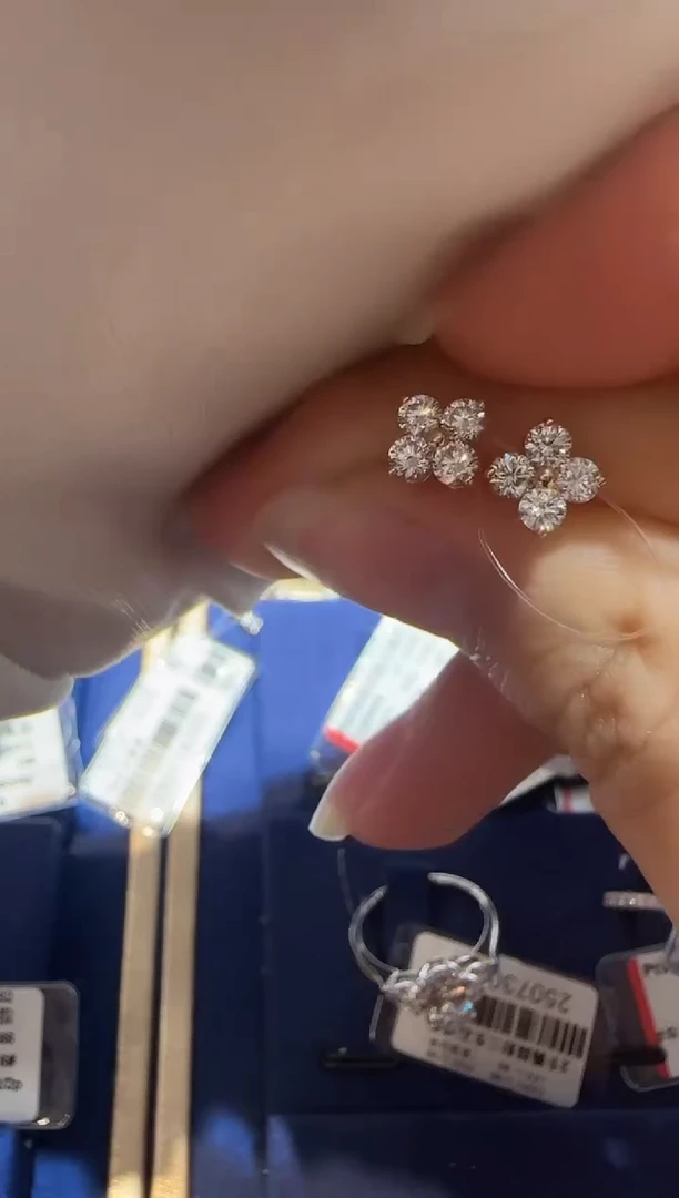 铂Pt950镶嵌合成钻石耳饰四叶花耳钉