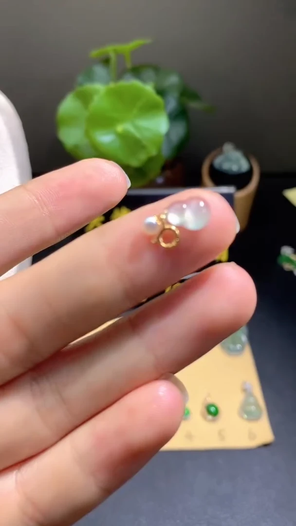 颈饰18K金镶嵌翡翠翡翠A货
