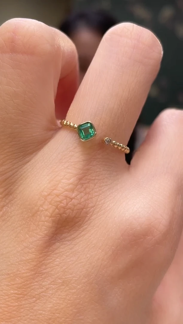 18K金镶嵌戒指祖母绿哥伦比亚主石：0.21ct