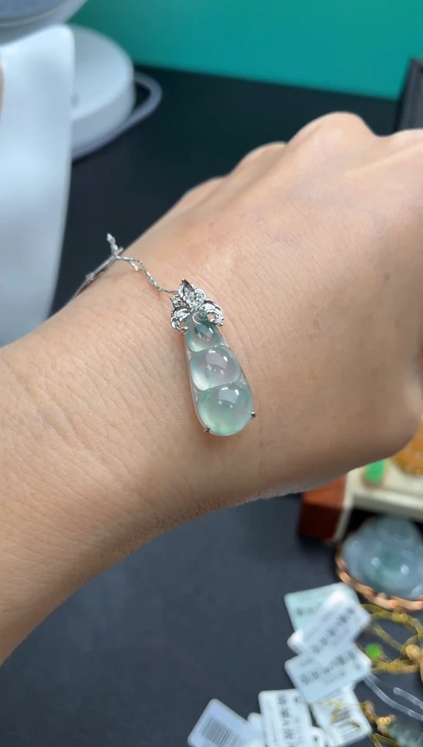 颈饰18K金镶嵌翡翠天然翡翠A货