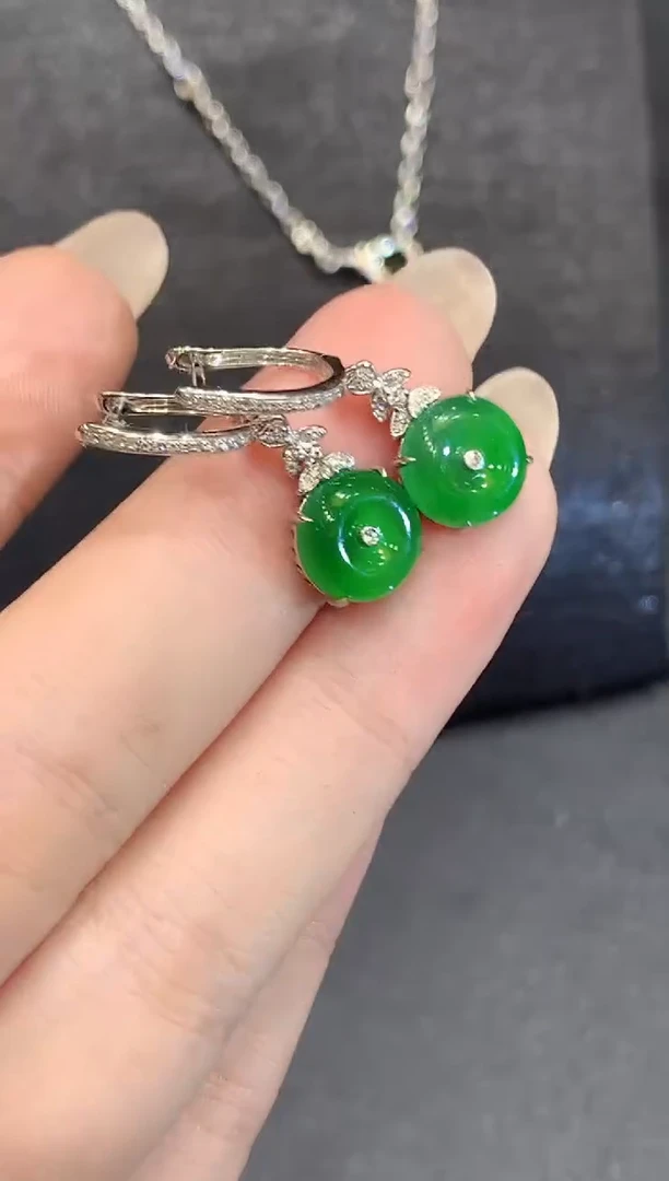 18K金镶嵌翡翠耳坠多样性发其一