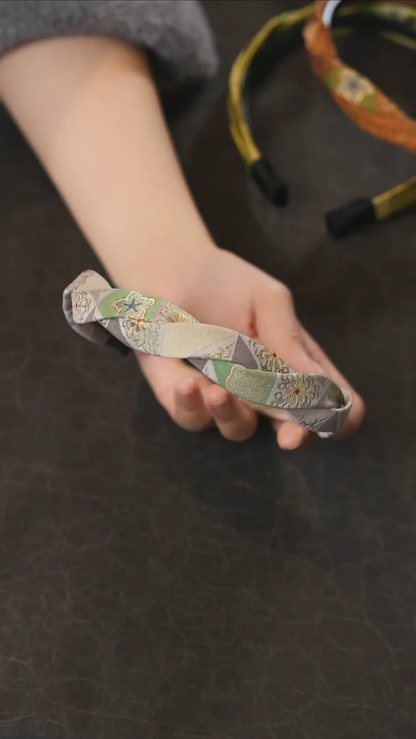 粉色发箍············