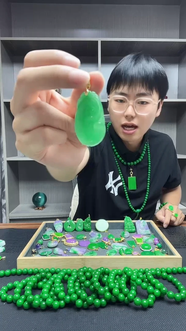 吊坠(赠链)14K金镶嵌翡翠观**风吊坠