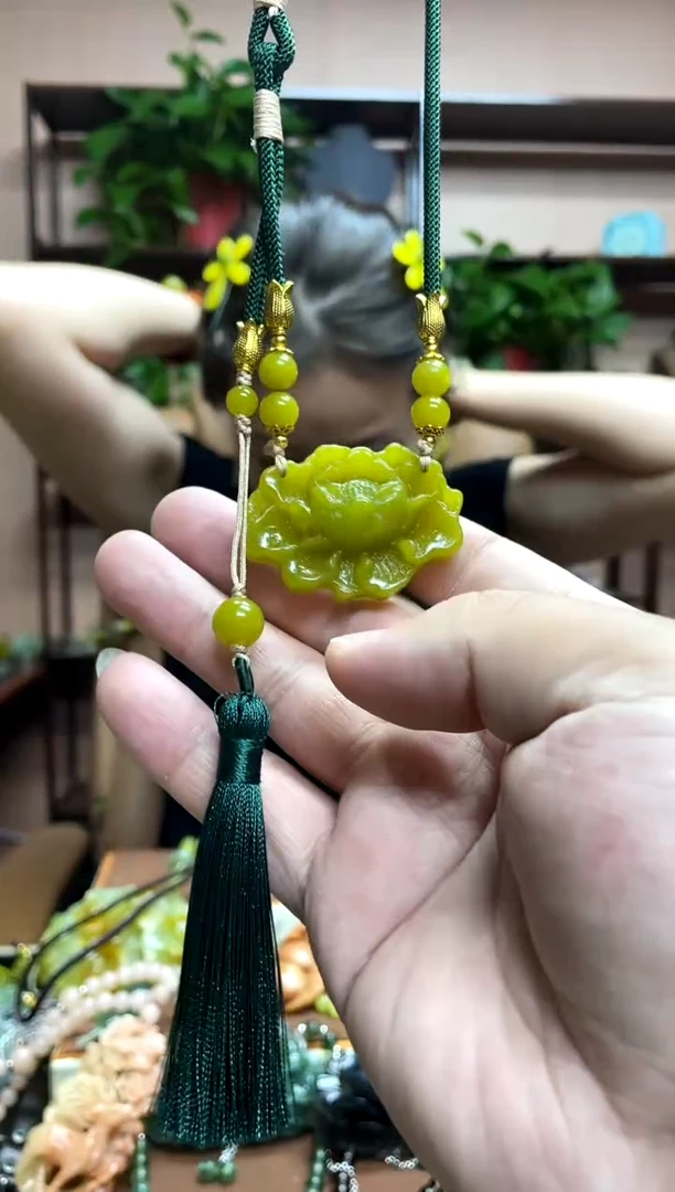未镶嵌岫玉颈饰多样性发货发其中之一