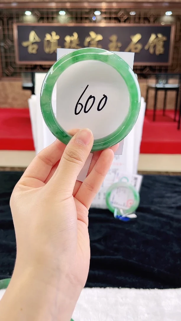 未镶嵌手镯石英质玉（非洲翠）微瑕，一经发货，运费不退介意勿拍