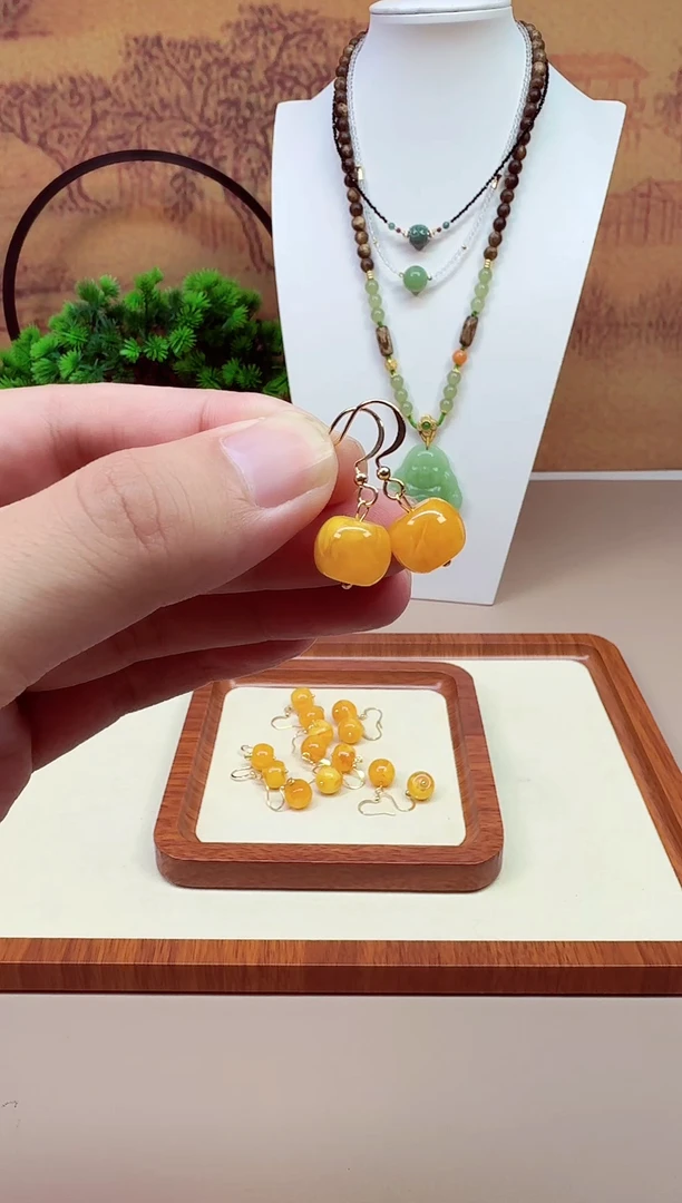 14K金镶嵌蜜蜡耳饰E01