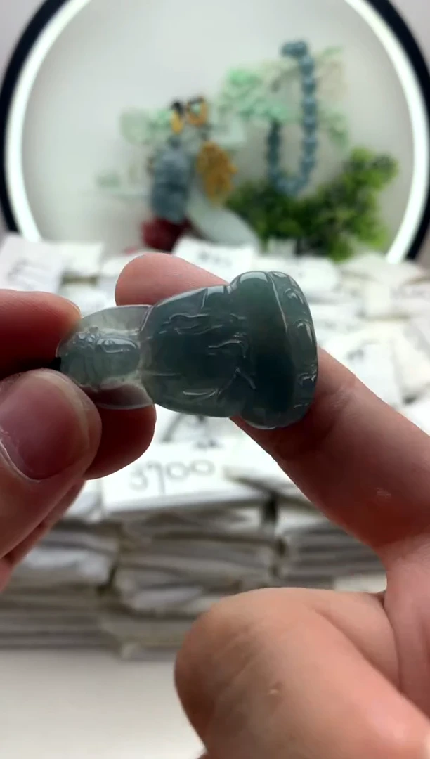 翡翠未镶嵌颈饰小素衣