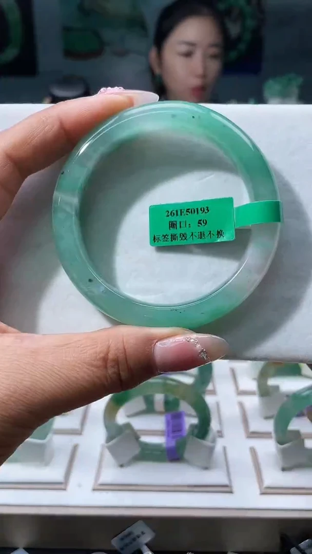 未镶嵌手镯石英质玉（非洲翠）手镯