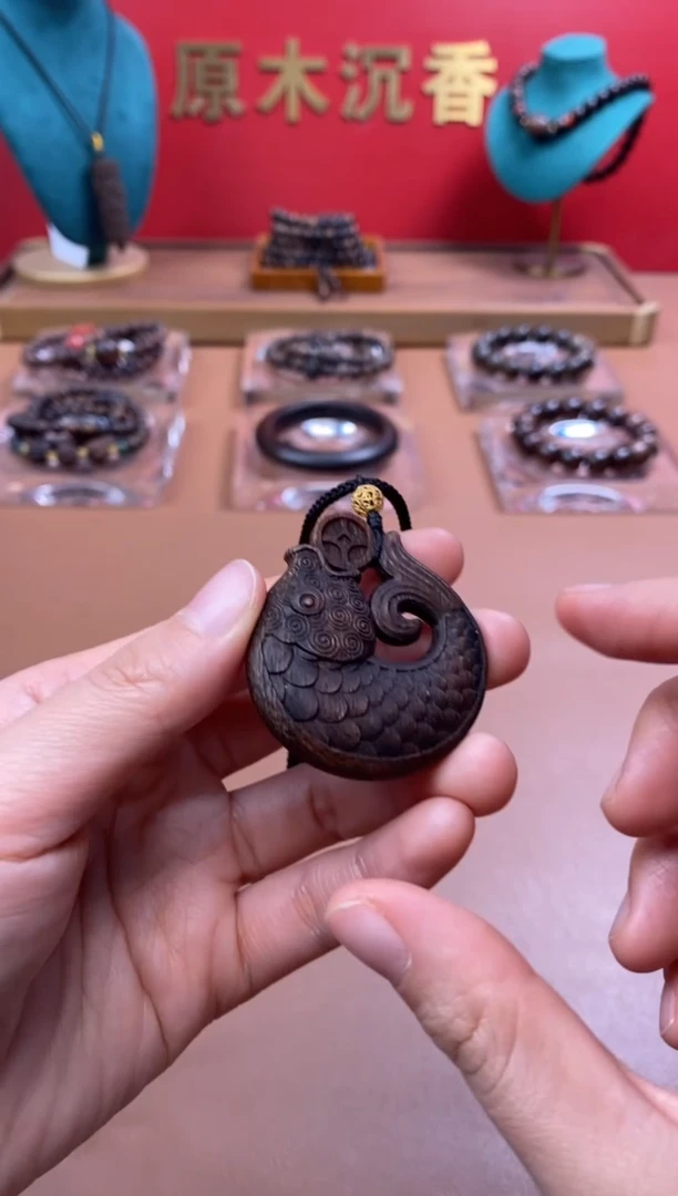 【闪购商品】沉香木手串P顺化紫棋手雕年年有鱼牌