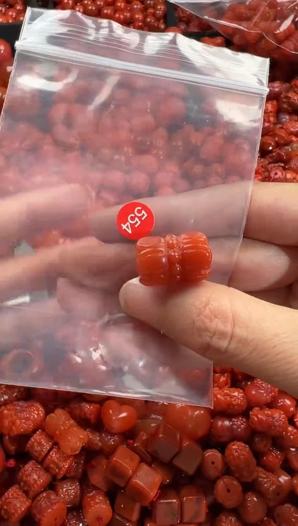 南红玛瑙未镶嵌颈饰1