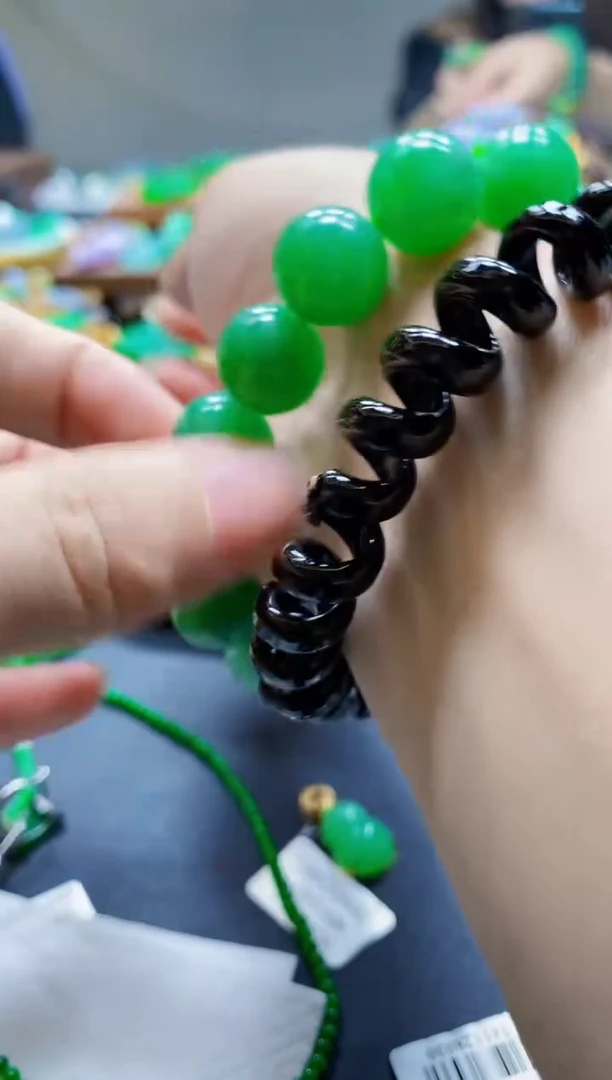 翡翠未镶嵌颈饰温**极手串