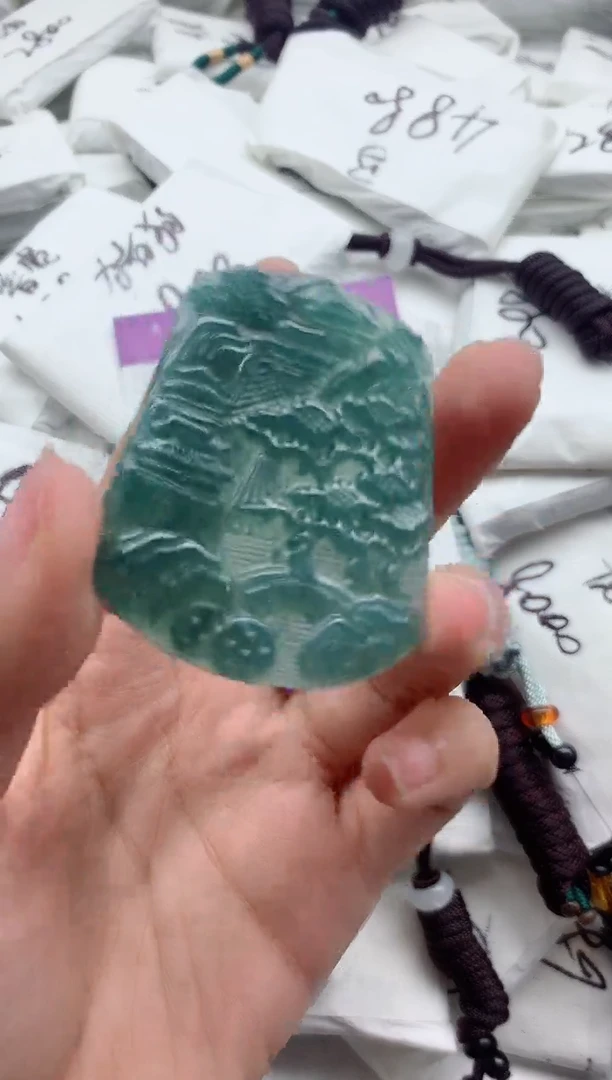 翡翠未镶嵌颈饰·