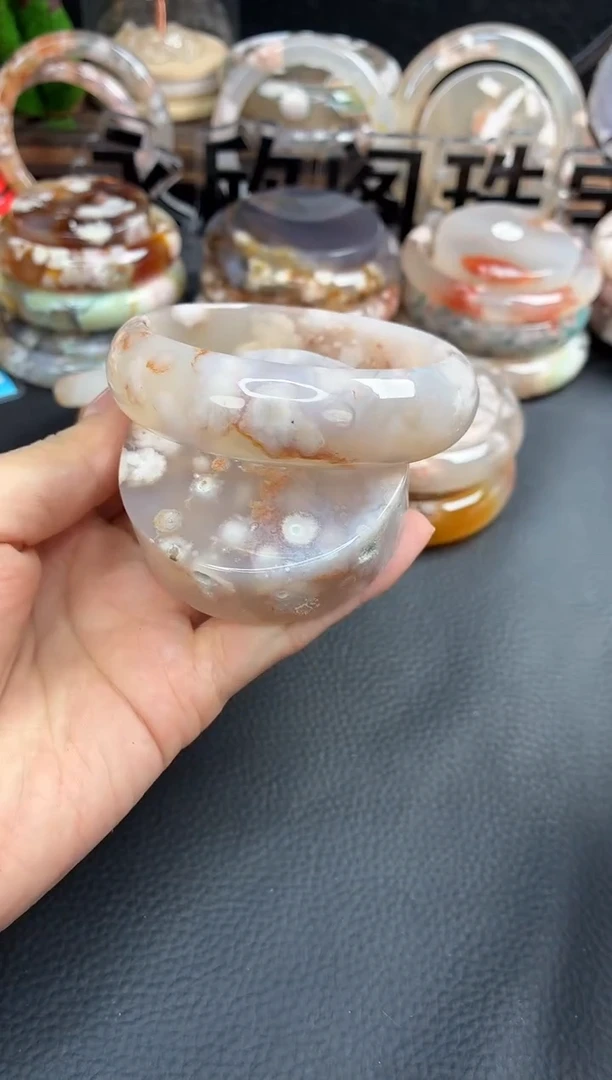 未镶嵌手镯（圆镯）石英质玉58