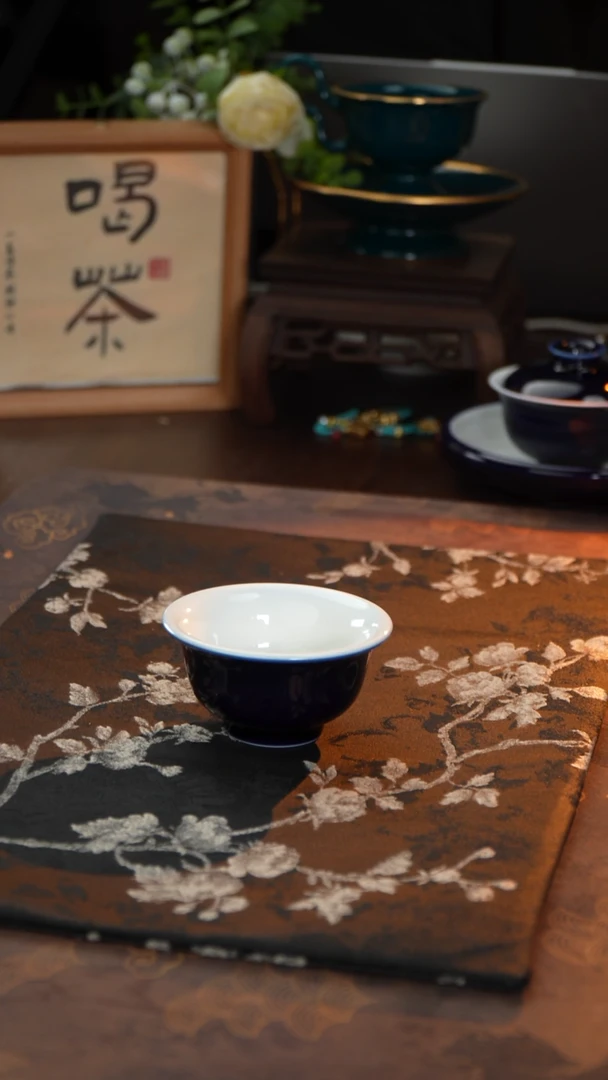 江壶见陶瓷宝石蓝压手杯