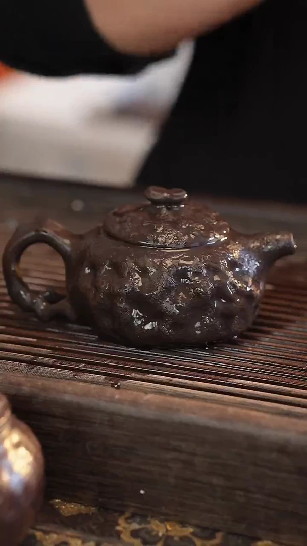 茶壶紫砂供春 黑金砂 170cc