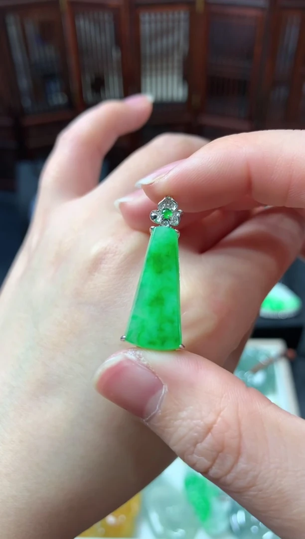 【闪购商品】翡翠吊坠(不含链)18K金镶嵌挂件