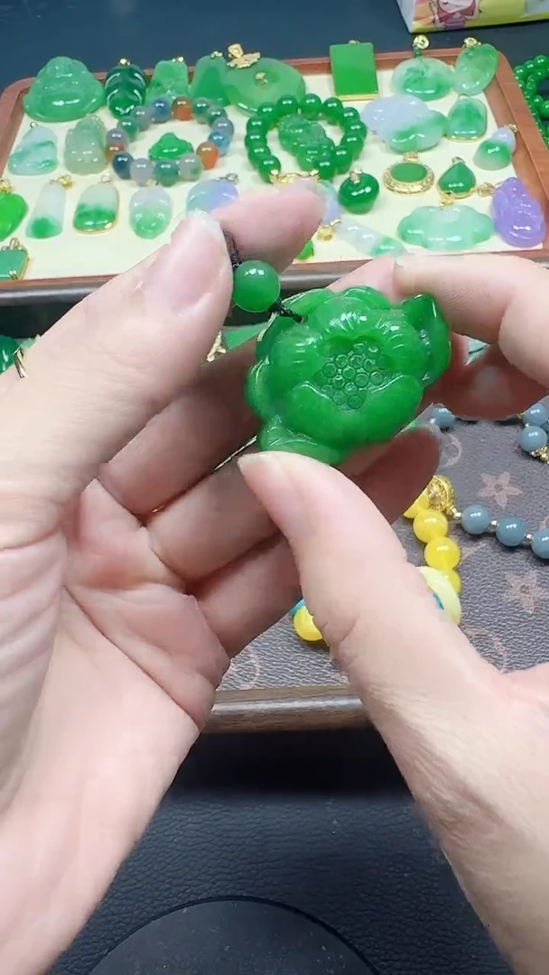 颈饰未镶嵌翡翠绿大莲花