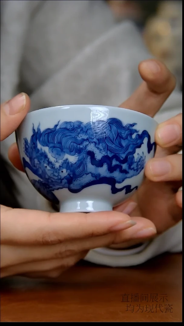 其他瓷狮子戏球鸡心杯