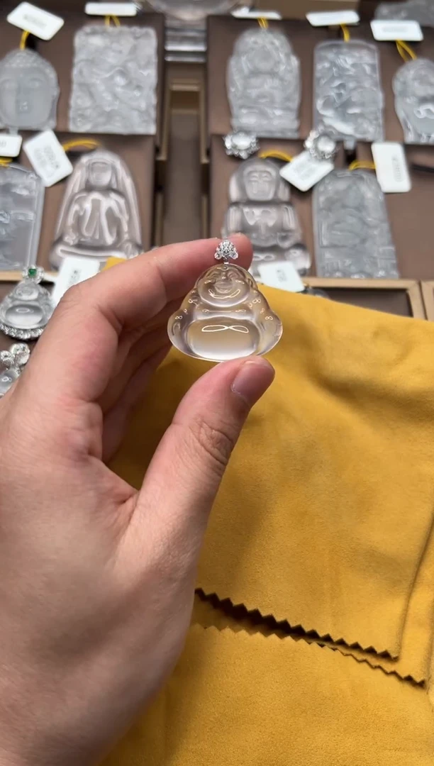 石英质玉18K金镶嵌颈饰佛公