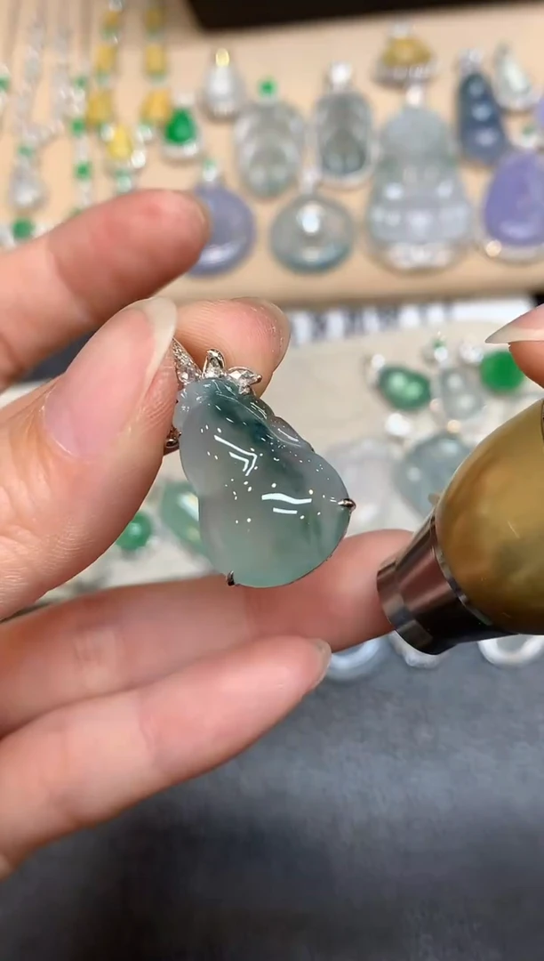 颈饰18K金镶嵌翡翠福瓜【无服务费