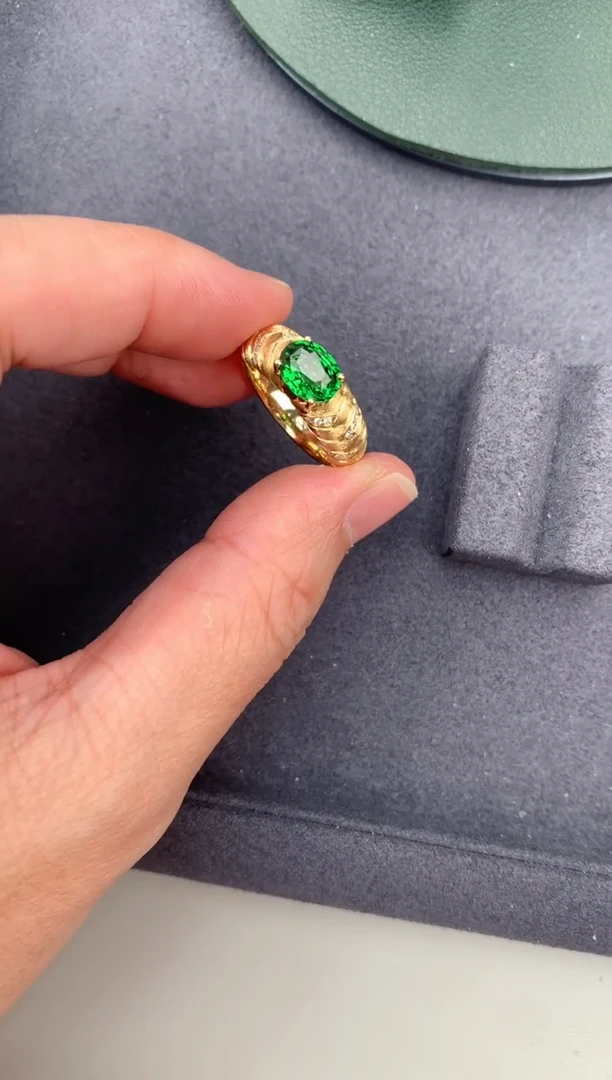 【闪购商品】石榴石（沙弗莱）戒指18K金镶嵌1.5ct沙弗莱戒指