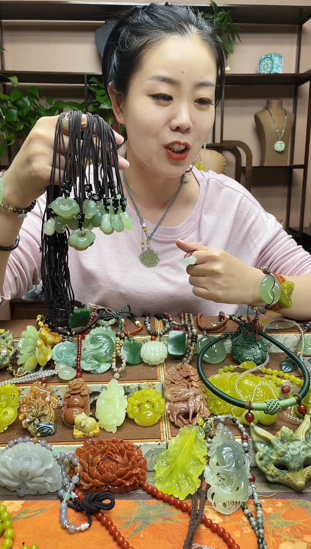 未镶嵌蛇纹石玉颈饰·